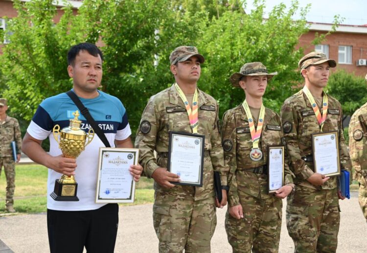 САРБАЗДАР КҮМІС ЖҮЛДЕГЕ ИЕ БОЛДЫ