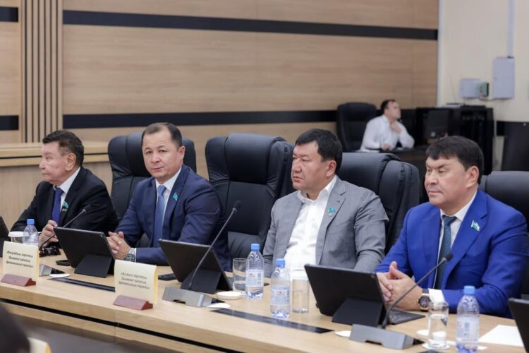 ЖАЛАҚЫСЫ ТӨМЕН ҚЫЗМЕТКЕРЛЕРГЕ 16 МЛРД ТЕҢГЕ