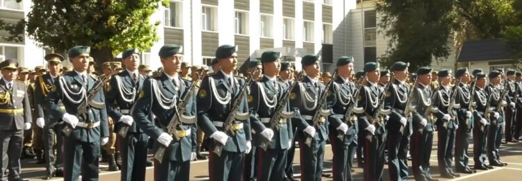 ӘСКЕРИ АНТ – АБЫРОЙЛЫ МІНДЕТ